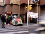 Imagen de la protesta que ha organizado C&eacute;sar Guerrero delante de su oficina de Catalunya Caixa.