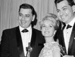 Debbie Reynolds posa en 1965 junto a Richard M. Sherman (derecha) y Robert Sherman (izquierda) ganadores del Oscar por 'Mary Poppins'.