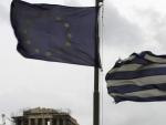 La bandera griega ondea junto a la de la Uni&oacute;n Europea frente al templo del Parten&oacute;n de la Acr&oacute;polis de Atenas.