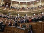 El l&iacute;der del PP, Mariano Rajoy, saluda a los diputados desde su esca&ntilde;o tras ser elegido presidente del Gobierno.