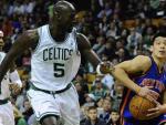 Jeremy Lin, base de New York Knicks, penetra a canasta ante Kevin Garnett, ala-p&iacute;vot de Boston Celtics.