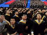 Estudiantes chinos durante su graduaci&oacute;n en un gimnasio de la Universidad de Ciencia y Tecnolog&iacute;a de Wuhan, China.