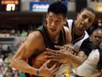 Al jugador de Knicks Jeremy Lin (i) le comete una falta George Hill (d).