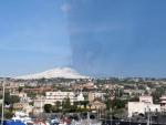 Imagen de la columna de humo y cenizas expulsada por el volc&aacute;n Etna, vista desde Catania en la isla de Sicilia, Italia.
