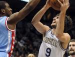 Ricky Rubio (c) de Los Minnesota Timberwolves intenta anotar ante Chris Paul (L) de Los Angeles Clippers.