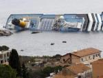 El crucero Costa Concordia despu&eacute;s de naufragar frente a la isla de Giglio, dejando 32 personas muertas.