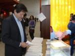 Los candidatos en las elecciones asturianas de Foro y PSOE, Francisco &Aacute;lvarez-Cascos (derecha) y Javier Fern&aacute;ndez (izquierda), en los colegios electorales donde han acudido a votar este domingo.