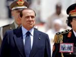 El ex primer ministro italiano, Silvio Berlusconi (i), posa junto al fallecido l&iacute;der libio, Muamar el Gadafi, a la llegada de este al aeropuerto de Ciampino, en Roma (Italia), el 10 de junio de 2009.