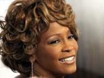 Whitney Houston, sonriente ante la prensa en 2010 en uno de sus primeros actos p&uacute;blicos tras su reaparici&oacute;n.