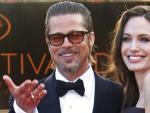 Angelina Jolie y Brad Pitt, durante una alfombra roja en el Festival de Cannes. La actriz muestra en su brazo uno de sus famosos tatuajes.