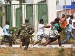 Soldados dispersan un grupo de manifestantes que participaban en una protesta contra la situaci&oacute;n pol&iacute;tica que atraviesa Guinea Bissau en la capital del pa&iacute;s, Bissau.