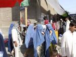 Fotografía tomada el pasado mes de julio en Kabul, en la que varias mujeres, vestidas con el tradicional burka azul, pasean por las calles de un mercado de la zona vieja de la capital afgana.