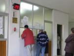 Pacientes pidiendo cita en un hospital de Zaragoza.