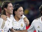 Ramos, &Ouml;zil y Granero celebran la victoria del Madrid en el Camp Nou.