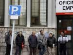 Un grupo de personas hacen cola frente a una oficina de empleo en Madrid.