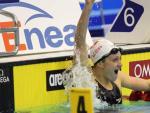 Mireia Belmonte celebra su victoria en los 400 metros libres en los Europeos de piscina corta.