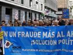 Cientos de personas congregadas por la Asociaci&oacute;n de Usuarios de Bancos, Cajas de Ahorros y Seguros (Adicae) durante la marcha por las calles de Madrid en protesta por el retraso que sufren los procesos judiciales relacionados con el fraude de F&oacute;rum y Afinsa.