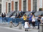 Furgones policiales y muchos turistas en el km. 0 de la Puerta del Sol el 12 de mayo, antes de la llegada de las cuatro 'columnas indignadas' procedentes de todo Madrid.