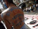 &quot;Si seguis con esa, montamos la islandesa&quot;, reza el lema de la espalda de un joven en Valencia.