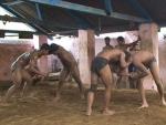 Vista de un combate de &quot;Kushti&quot;, la disciplina tradicional india de lucha, que se disputa sobre arena, en la escuela &quot;Gur&uacute; Hanuman&quot; de Nueva Delhi.