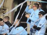 Los jugadores del Manchester City, Carlos T&eacute;vez (2d) y David Silva (dcha), celebran el t&iacute;tulo de la Premier League.