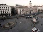 Aspecto de la Puerta del Sol a primera hora de la ma&ntilde;ana del domingo, tras el desalojo del 15-M.