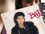 Un ni&ntilde;o muestra el disco de Michael Jackson 'Bad'.