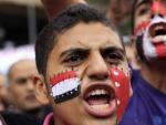Un grupo de manifestantes gritan en contra de la Junta Militar en la plaza Tahrir de El Cairo, en v&iacute;speras de la primera ronda de los comicios legislativos en Egipto.