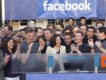 Mark Zuckerberg aplaude despu&eacute;s de hacer sonar la campana que indica el inicio de la sesi&oacute;n en la sede del mercado Nasdaq en Nueva York.
