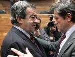 Javier Fern&aacute;ndez (d), nuevo presidente del Gobierno de Asturias, saluda a su antecesor en el cargo Francisco &Aacute;lvarez Cascos (i), durante la sesi&oacute;n de investidura.