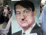 Un cartel con la cara de Mubarak tachada.