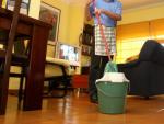 Un hombre realiza labores del hogar en su domicilio.