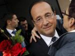 Fran&ccedil;oise Hollande recibe el beso de una simpatizante al votar en las legislativas francesas.