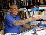 El escritor Eduardo Mendoza saluda a sus lectores y firma ejemplares de sus libros en la Feria del Libro de Madrid.