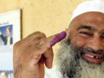 Un hombre muestra la tinta de su dedo me&ntilde;ique como muestra de que ha ejercido su derecho al voto en los comicios presidenciales egipcios en un colegio electoral en El Cairo (Egipto) el domingo 17 de junio de 2012.