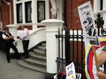 Una seguidora del fundador de Wikileaks, Julian Assange, espera en la salida de la embajada de Ecuador.