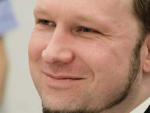 El ultraderechista Anders Behring Breivik, autor confeso de los atentados del 22 de julio en Noruega, sonr&iacute;e momentos antes de los alegatos finales durante su juicio en Oslo (Noruega).