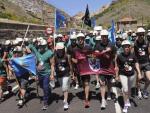 Los 80 mineros asturianos que forman parte de la &quot;marcha negra&quot; hacia Madrid para reivindicar el mantenimiento de las ayudas al sector del carb&oacute;n, a su llegada a Ci&ntilde;era (Le&oacute;n).