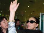 Isabel Pantoja saluda a sus fans en un aeropuerto.