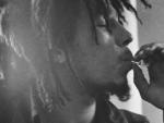 Bob Marley, en plena calada en el documental sobre su vida.