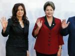 La presidenta de Argentina, Cristina Fern&aacute;ndez de Kirchner (i), y sus hom&oacute;logos de Brasil, Dilma Rousseff (c), y de Uruguay, Jos&eacute; Mujica (d), al comienzo de la cumbre del Mercosur.