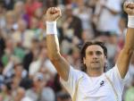 El tenista espa&ntilde;ol David Ferrer celebra la victoria ante Roddick en Wimbledon.