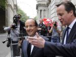 Cameron (d) saluda a Hollande en la puerta del n&uacute;mero 10 de Downing Street, la residencia oficial del primer ministro brit&aacute;nico.