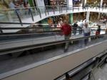 Varias personas hacen sus compras en un centro comercial de Madrid.