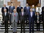 El rey Juan Carlos, junto al presidente del Gobierno, Mariano Rajoy (3i), posa con los ministros antes de la reuni&oacute;n del Consejo que preside en el Palacio de la Zarzuela.