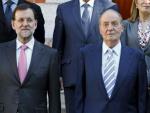 El rey Juan Carlos, junto al presidente del Gobierno, Mariano Rajoy , y la vicepresidenta, Soraya S&aacute;enz de Santamar&iacute;a, este viernes en el Palacio de la Zarzuela.
