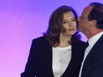 Francois Hollande besa a su compa&ntilde;era, Valerie Trierweiler, tras ganar las elecciones presidenciales francesas.