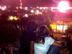 Una pareja observa los conciertos del FIB 2012 desde la colina frente al festival.
