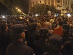 Varios cientos de funcionarios, entre ellos polic&iacute;as, bomberos o profesores, durante la manifestaci&oacute;n que recorri&oacute; el domingo, 16 de julio de 2012, distintas zonas de Madrid.