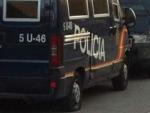 Varios furgones policiales con las ruedas pinchadas en el recinto de Moratalaz (Madrid).